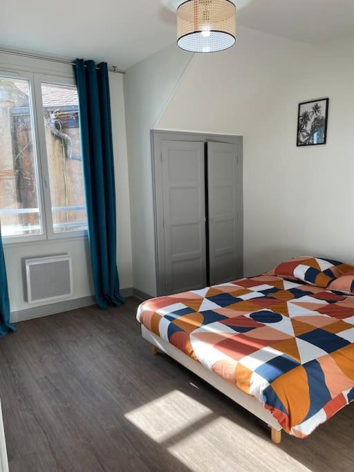 T2 4 Pers Face Gare Sncf Appart Hotel Le Cygne 6 Бурж Екстериор снимка